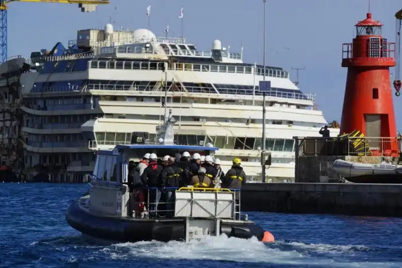 SCHETTINO TORNA SULLA COSTA CONCORDIA FOTO LAPRESSE 