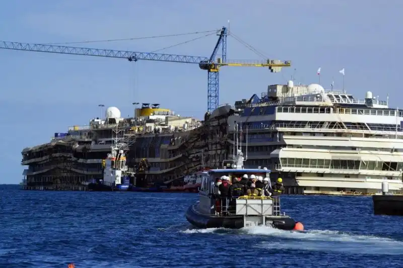 SCHETTINO TORNA SULLA COSTA CONCORDIA FOTO LAPRESSE 