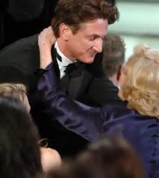 Sean Penn agli Oscar con sua madre jpeg