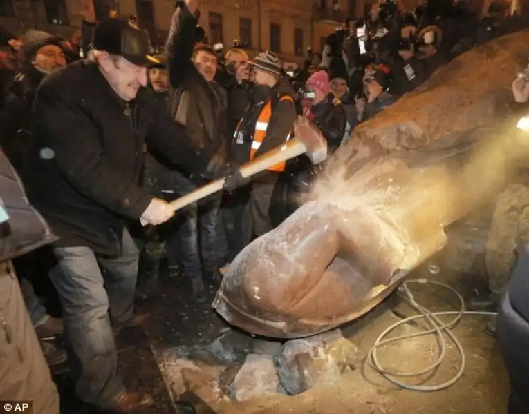 LA STATUA DI LENIN SMANTELLATA A KIEV 