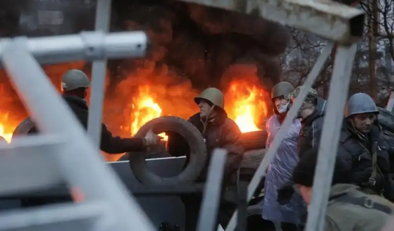 UCRAINA LA GENTE IN PIAZZA DOPO GLI SCONTRI 