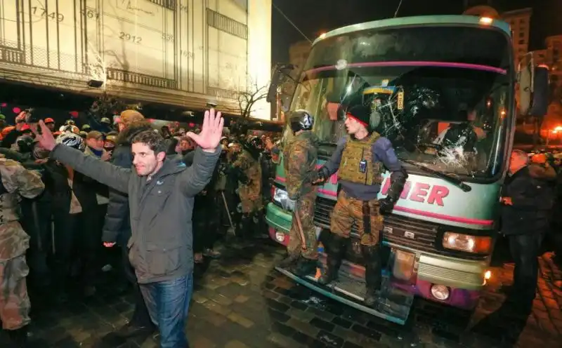 UCRAINA LA GENTE IN PIAZZA DOPO GLI SCONTRI 