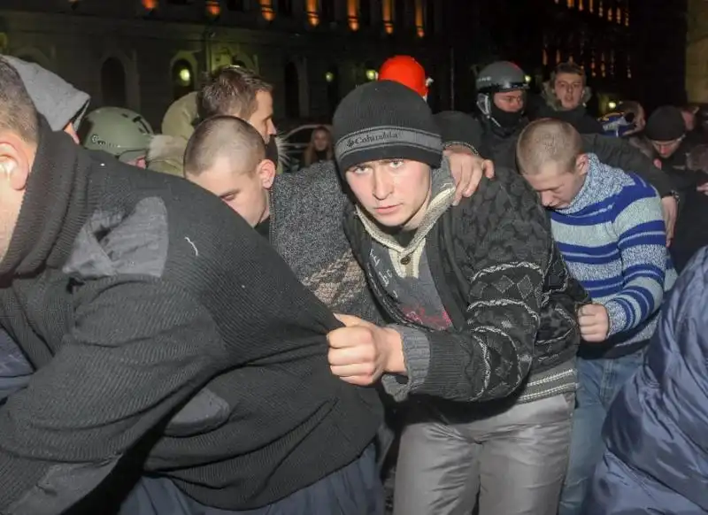 UCRAINA LA GENTE IN PIAZZA DOPO GLI SCONTRI 