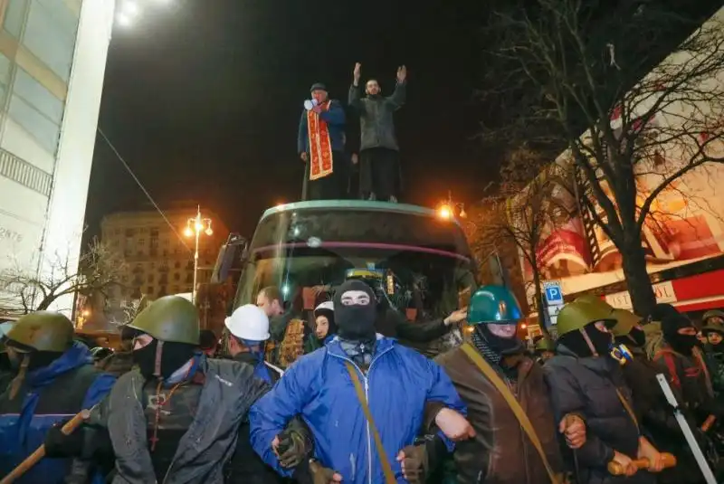 UCRAINA LA GENTE IN PIAZZA DOPO GLI SCONTRI 