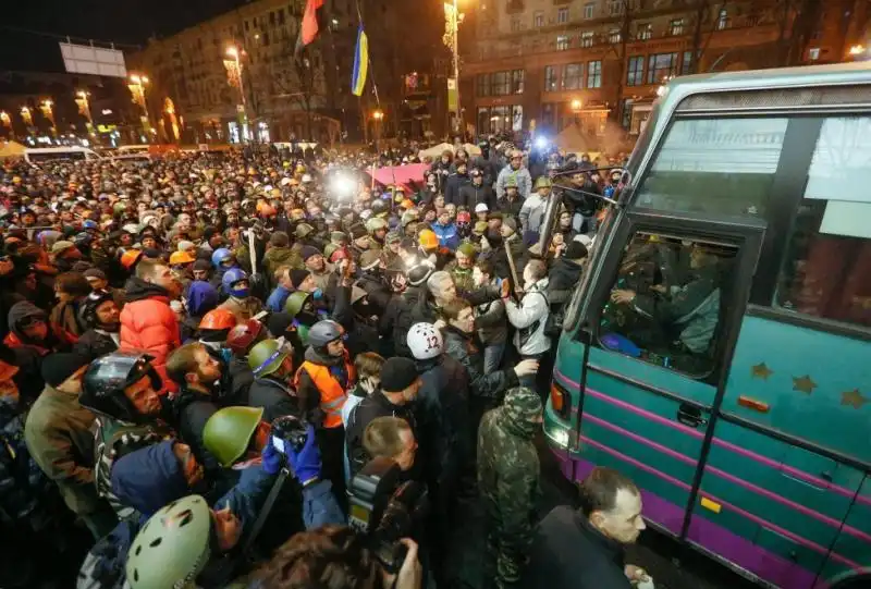 UCRAINA LA GENTE IN PIAZZA DOPO GLI SCONTRI 