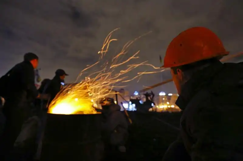 UCRAINA LA GENTE IN PIAZZA DOPO GLI SCONTRI 