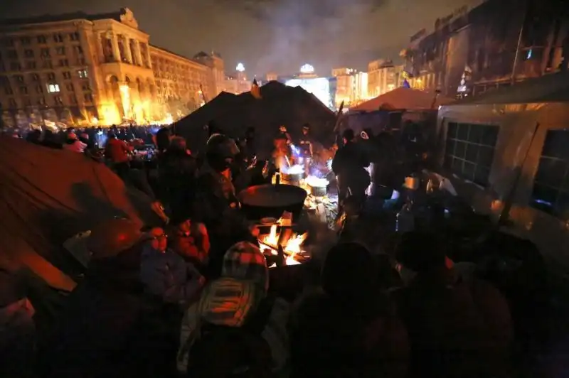 UCRAINA LA GENTE IN PIAZZA DOPO GLI SCONTRI 