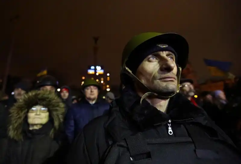 UCRAINA LA GENTE IN PIAZZA DOPO GLI SCONTRI 