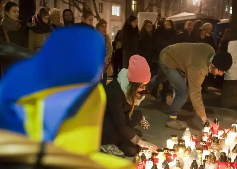 UCRAINA LA GENTE IN PIAZZA DOPO GLI SCONTRI 