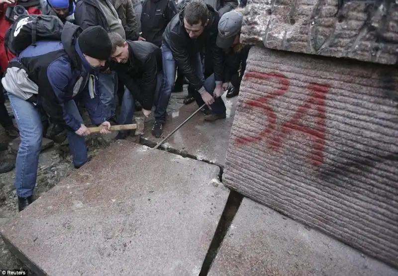 Ucraini anti Yanukovich smantellano monumento sovietico 