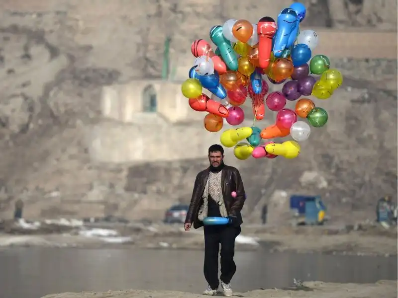 Venditore di palloncini a Kabul 