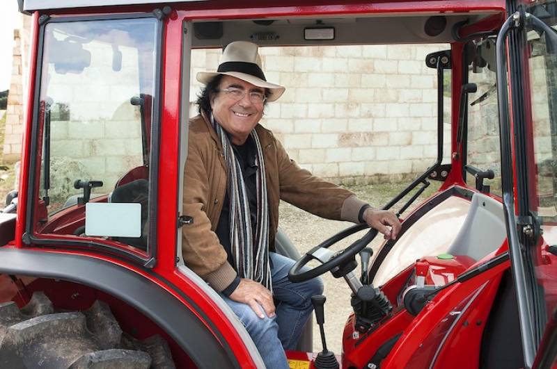 AL BANO IN CAMPAGNA CON IL TRATTORE