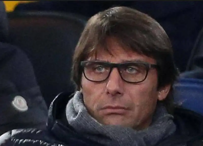 ANTONIO CONTE CON GLI OCCHIALI