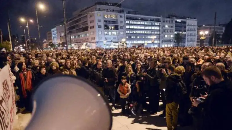 ateniesi in piazza contro  l austerita