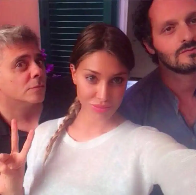 BELEN SUL SET CON DINO ABBRESCIA E FABIO TROIANO