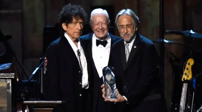 bob dylan con jimmy carter e bob portnow a musicares