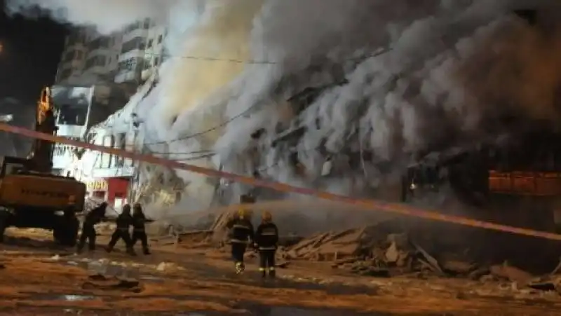 CINA - INCENDIO IN UN CENTRO COMMERCIALE  