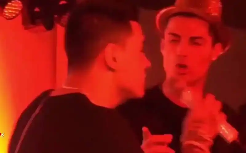 CRISTIANO RONALDO CANTA AL KARAOKE