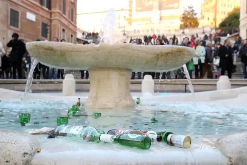 danni alla fontana della  barcaccia