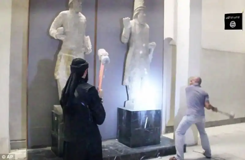 estremisti islamici distruggono statue al museo di mosul