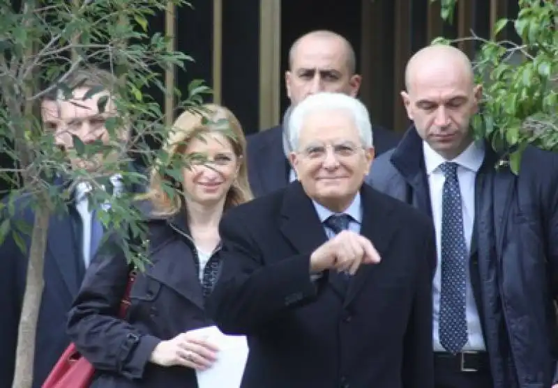 Il presidente Sergio Mattarella esce di casa, accompagnato dalla scorta e dalla figlia Laura, per andare a messa