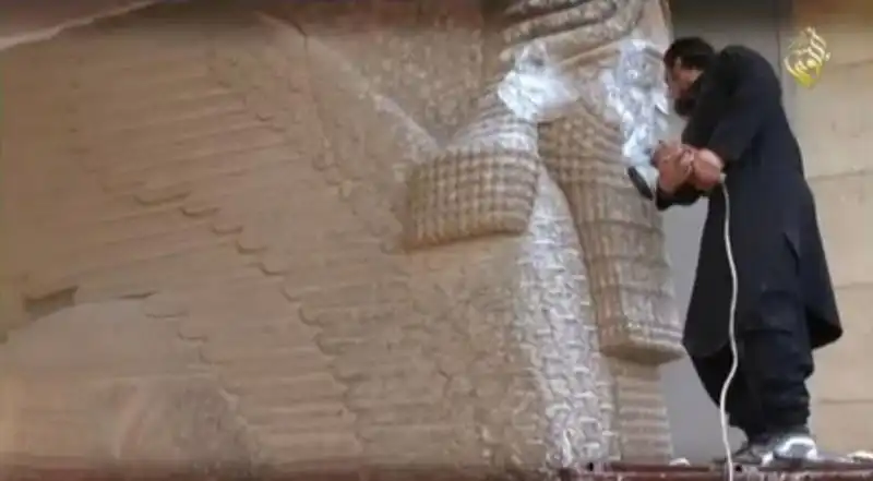 isis nel museo in iraq