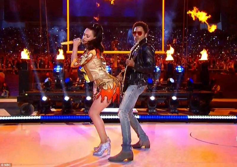 katy perry e lenny kravitz 2541dea500000578 2935356 image m 68 1422840304160