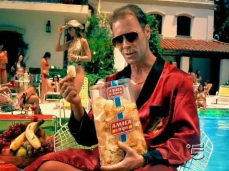 La famosa della patatina con Rocco Siffredi, pornostar (frame da youtube)  