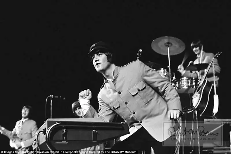 lennon durante un concerto a portland