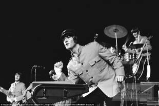 lennon durante un concerto a portland