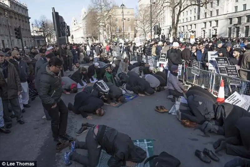 londra   manifestazione di musulmani contro la liberta' di espressione  1