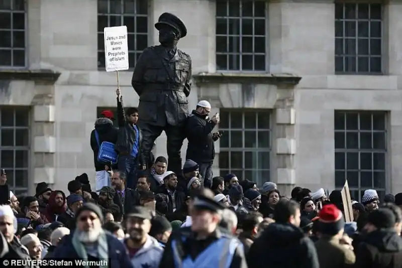 londra   manifestazione di musulmani contro la liberta' di espressione  8