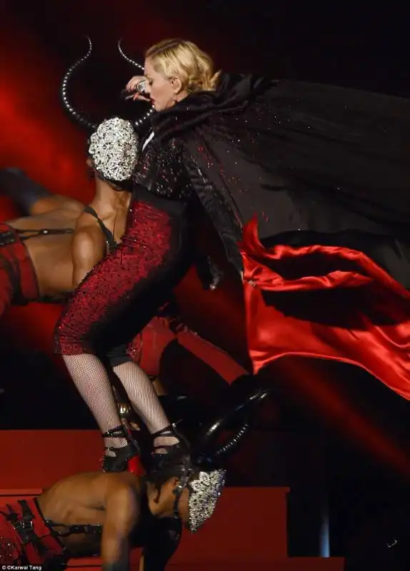 madonna cade dal palco  1