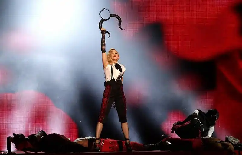 madonna cade dal palco  17