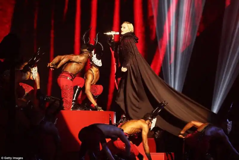 madonna cade dal palco  6