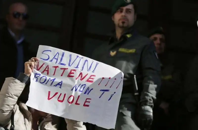 #maiconsalvini, attivisti bloccati in piazza di Spagna e trascinati fuori dalla basilica