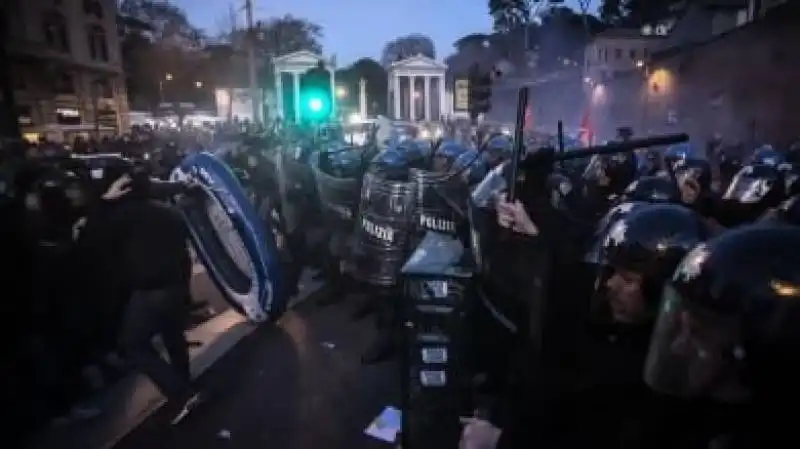 #maiconsalvini, attivisti bloccati in piazza di Spagna e trascinati fuori dalla basilica