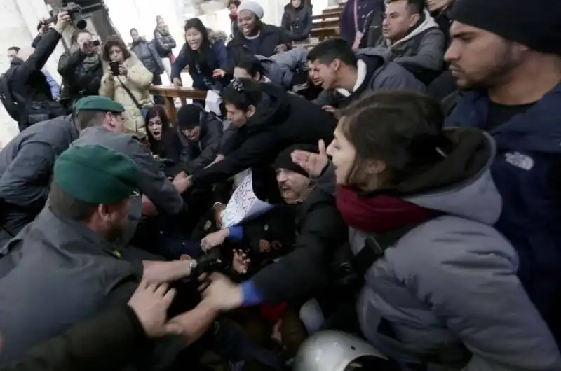 #maiconsalvini, attivisti bloccati in piazza di Spagna e trascinati fuori dalla basilica