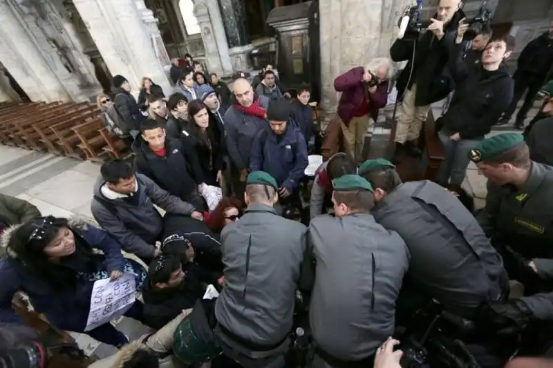 #maiconsalvini, attivisti bloccati in piazza di Spagna e trascinati fuori dalla basilica