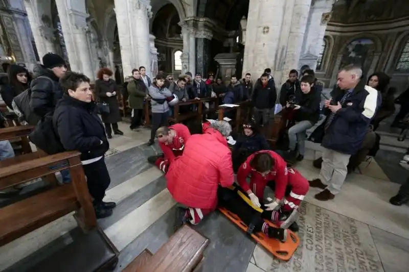 #maiconsalvini, attivisti bloccati in piazza di Spagna e trascinati fuori dalla basilica