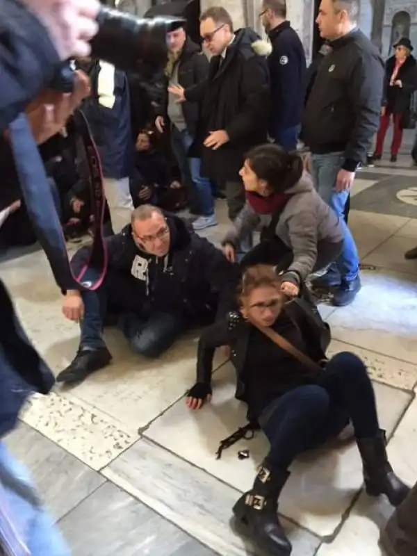 #maiconsalvini, attivisti bloccati in piazza di Spagna e trascinati fuori dalla basilica