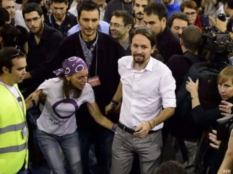 manuela tocca il culo di pablo iglesias