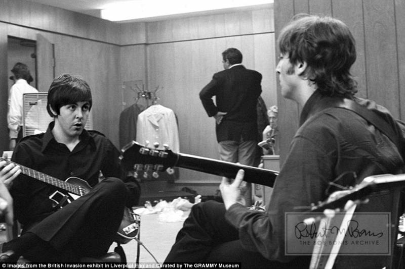 mccartney e lennon si preparano prima di un concerto