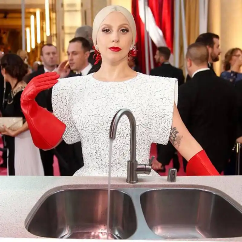 meme gaga con lavabo