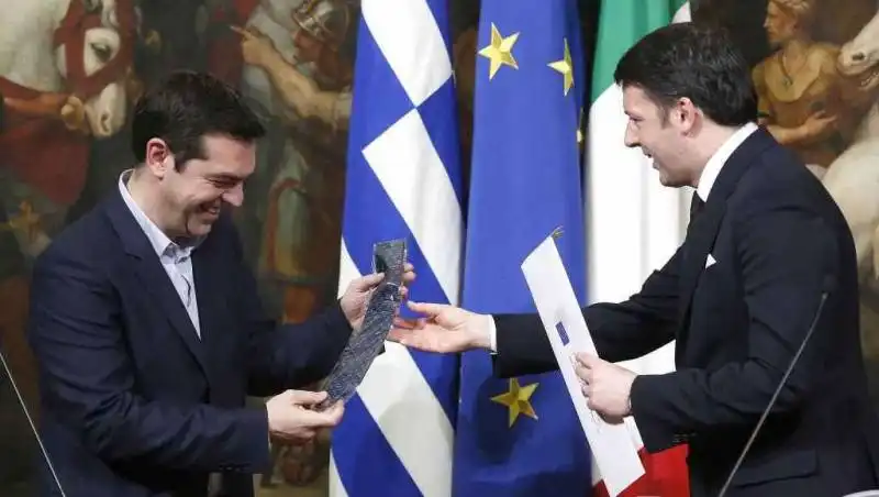 RENZI REGALA LA CRAVATTA A TSIPRAS