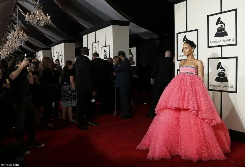 rihanna in rosa ai grammy