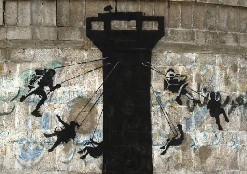 stencil di banksy a gaza