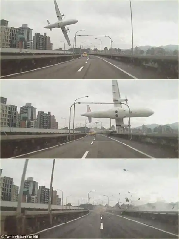 taiwan   un aereo in volo tocca un ponte e cade nel fiume  1