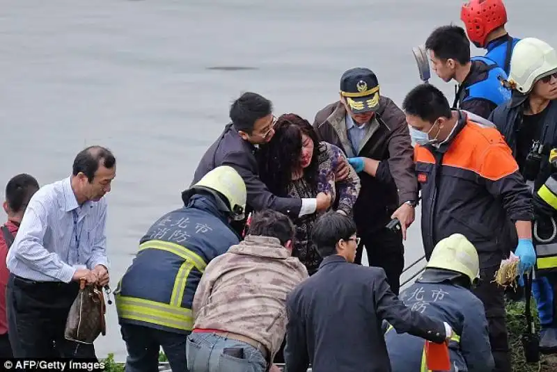 taiwan   un aereo in volo tocca un ponte e cade nel fiume  10