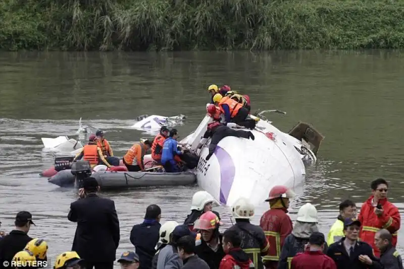 taiwan   un aereo in volo tocca un ponte e cade nel fiume  12